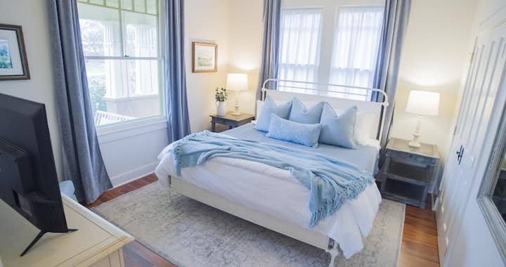 El dormitorio delantero cuenta con otra cama tamaño king.