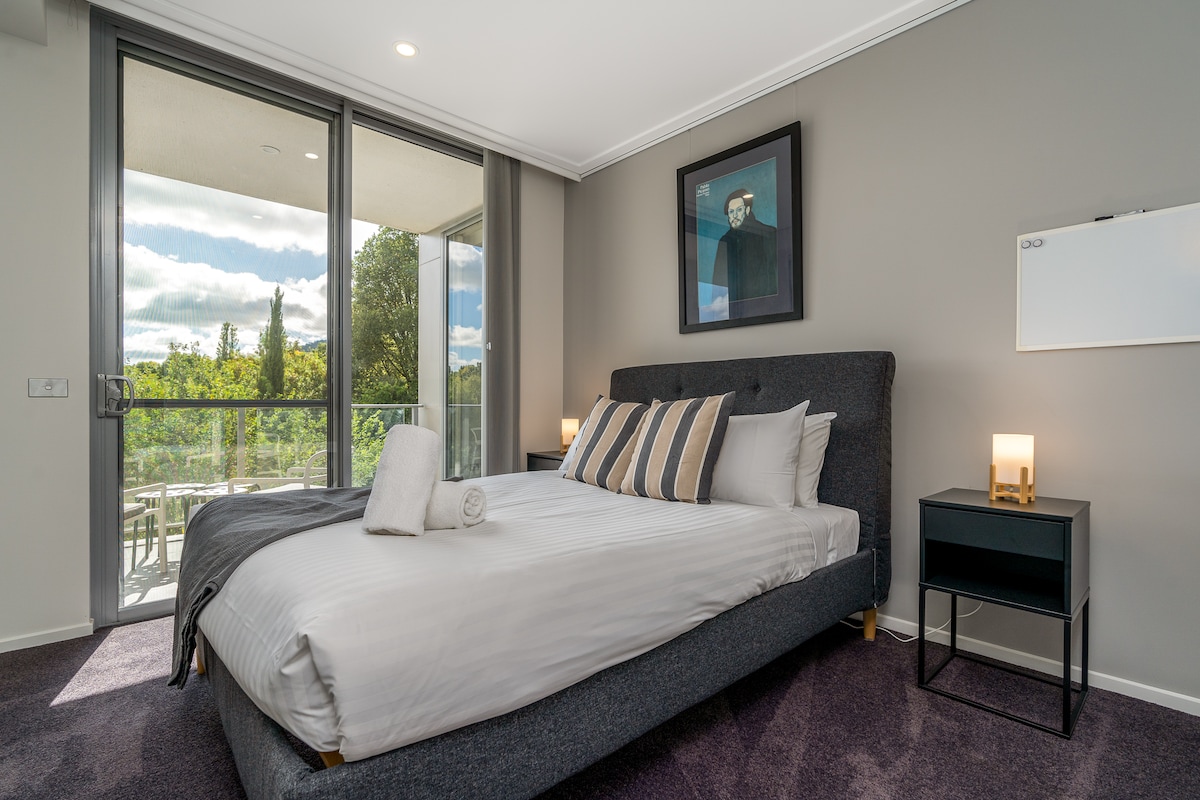 Chumba cha kulala kilicho na kitanda cha ukubwa wa malkia, kabati la kuingia na mashuka yaliyofuliwa kiweledi.