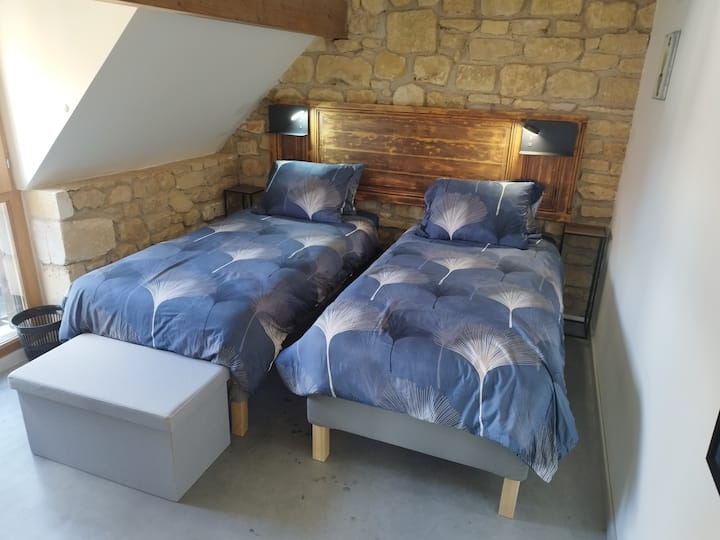 спална соба 3. 2 единечни кревета 90x200. Полица за складирање и облека. usb приклучок