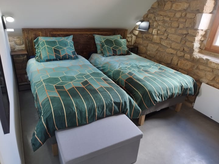 спална соба 1. 2 единечни кревета 90x200. Полица за складирање и облека. usb приклучок