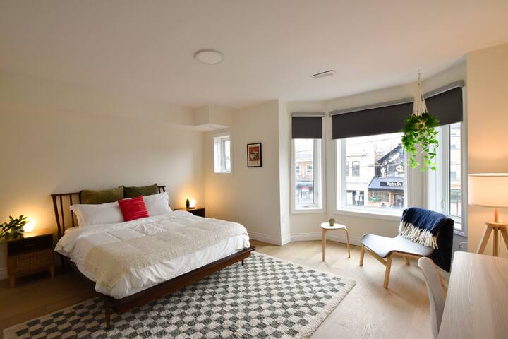 Spacious 3-Floor DT Home: 2 Parking, Transit, 4BR gallery image 3