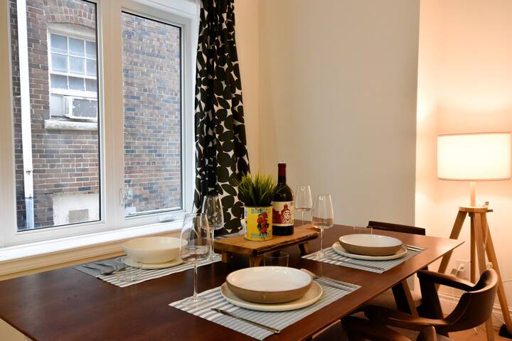 Spacious 3-Floor DT Home: 2 Parking, Transit, 4BR gallery image 5