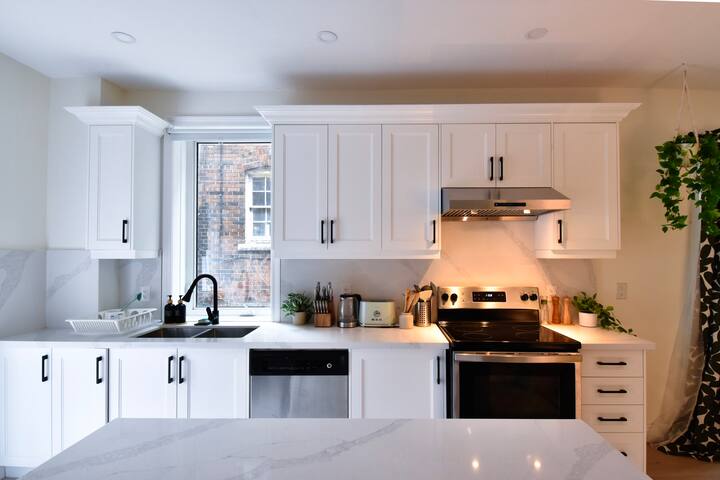 Spacious 3-Floor DT Home: 2 Parking, Transit, 4BR gallery image 4