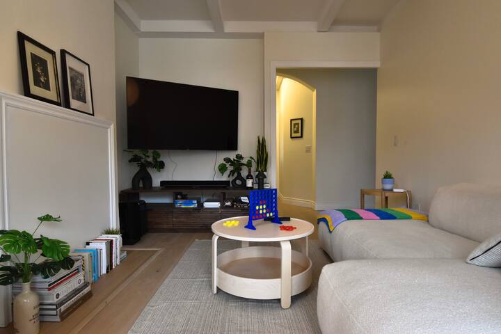 Spacious 3-Floor DT Home: 2 Parking, Transit, 4BR gallery image 2