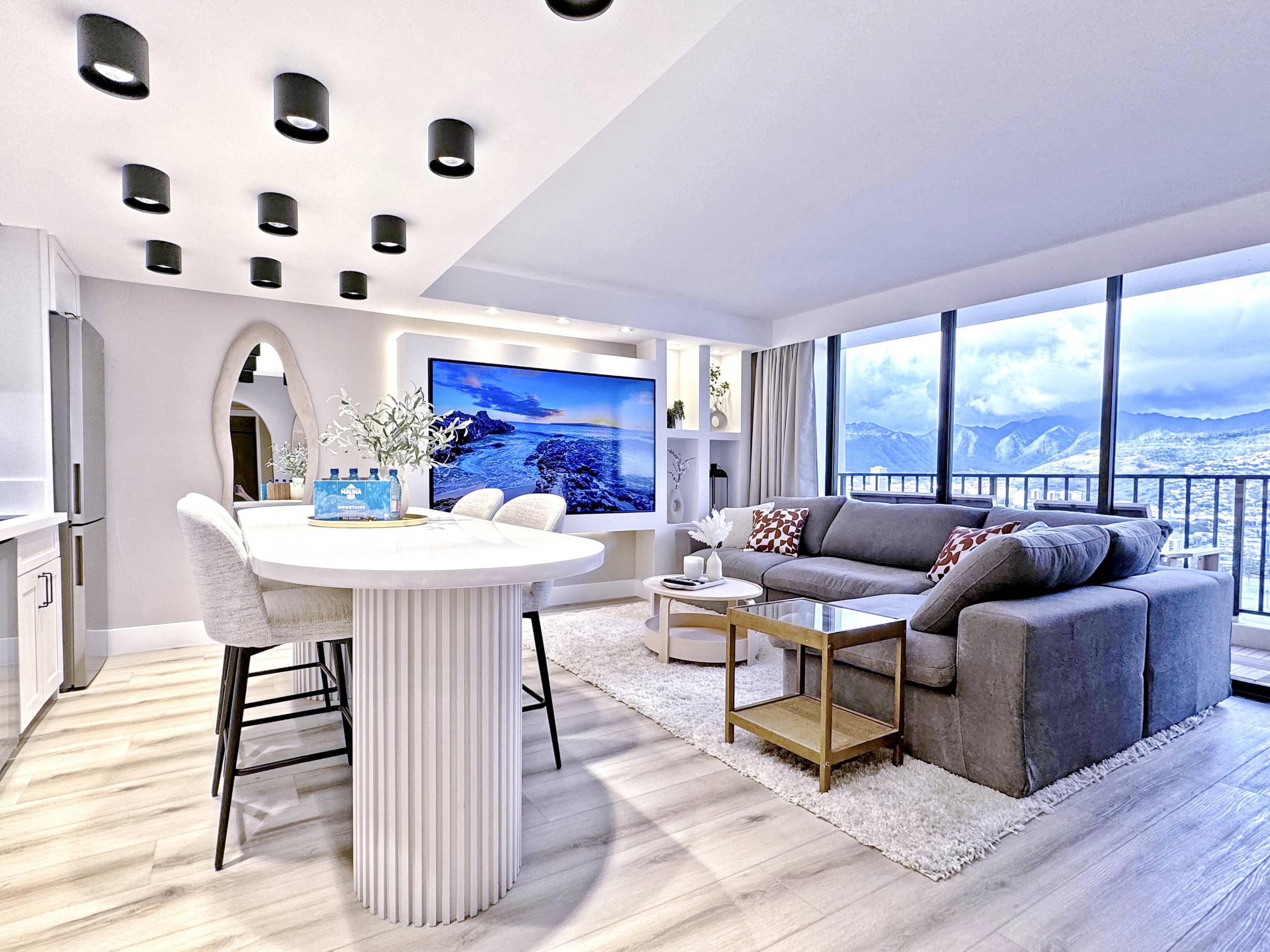 34th-High FL Mountain View Upscale 1BR w/Parking~ - Image 1