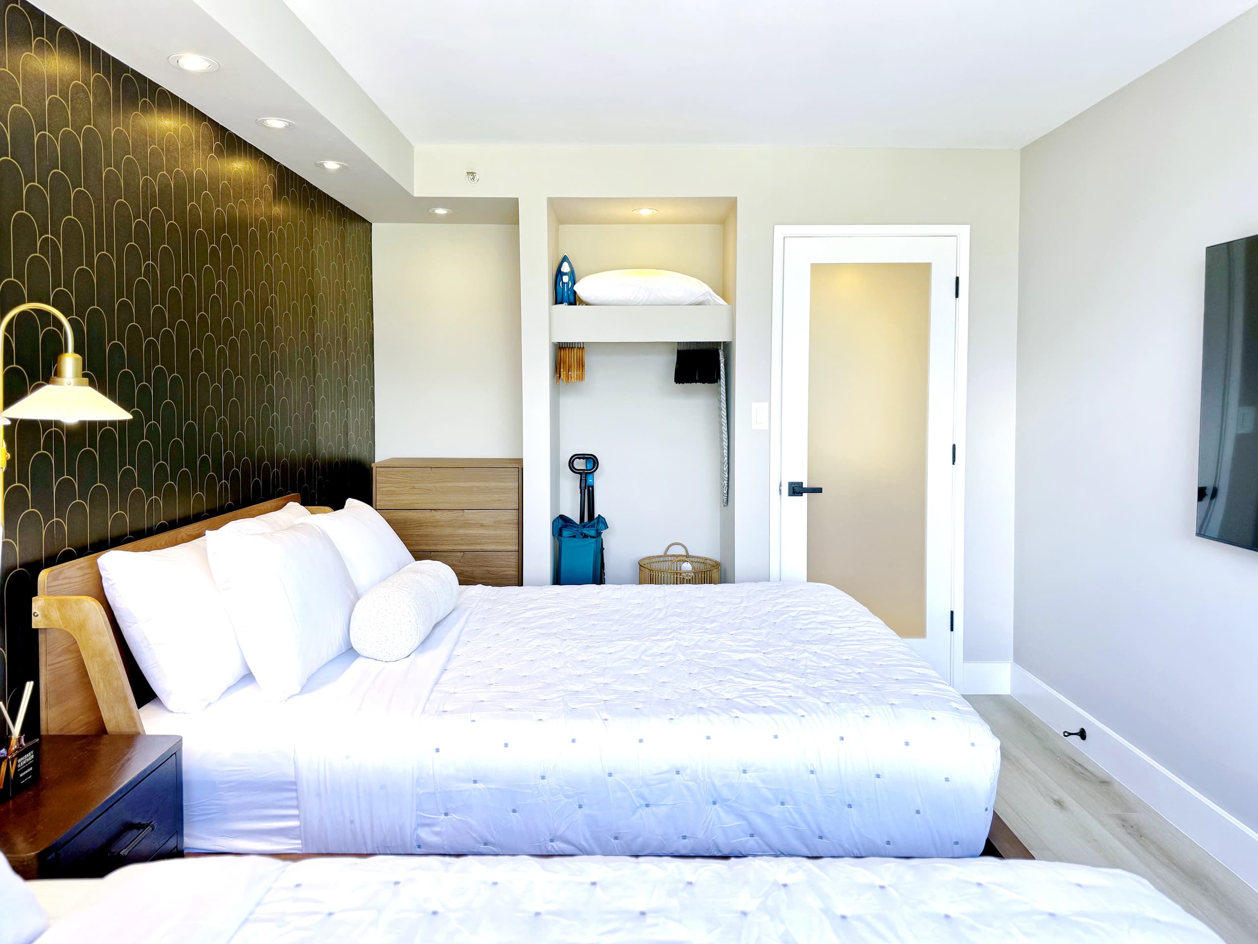 34th-High FL Mountain View Upscale 1BR w/Parking~ - Image 29