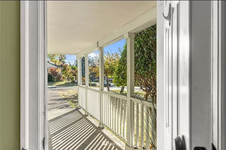 Private Space, Chill Hosts, Large Groups, & Dogs gallery image 2