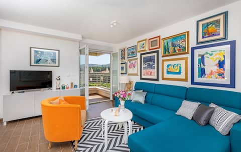 Top Airbnb: RozART | Riverside Apartment • 15 min to Old Town in Rožat