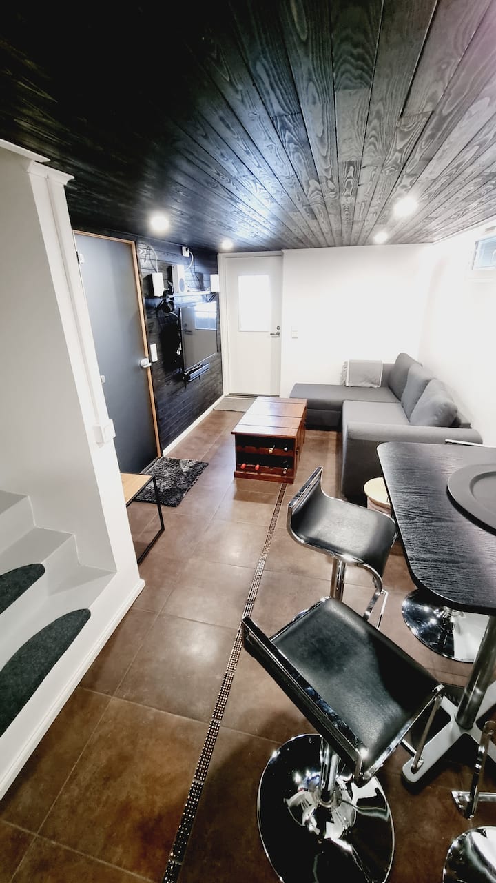 منطقة معيشة "بار" في الطابق السفلي مع أريكة قابلة للتمديد (عرض السرير 140 سم)