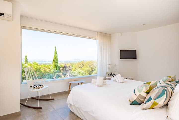 Dormitorio 4: como un mirador, esta amplia suite de 36 m² con una decoración cuidada cuenta con un vestidor y un baño con inodoro separado.
¡Las vistas a la bahía de Saint-Cyprien son sublimes!