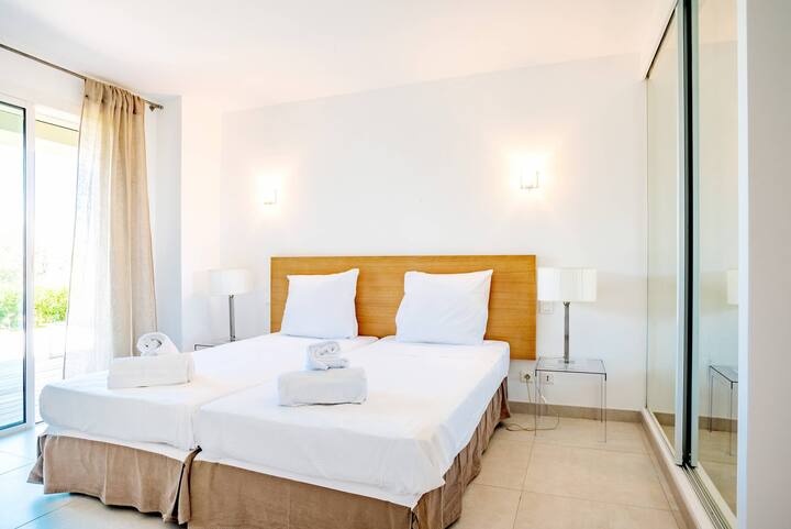 Habitación 3: en la planta baja, también ofrece acceso a la terraza y al jardín.