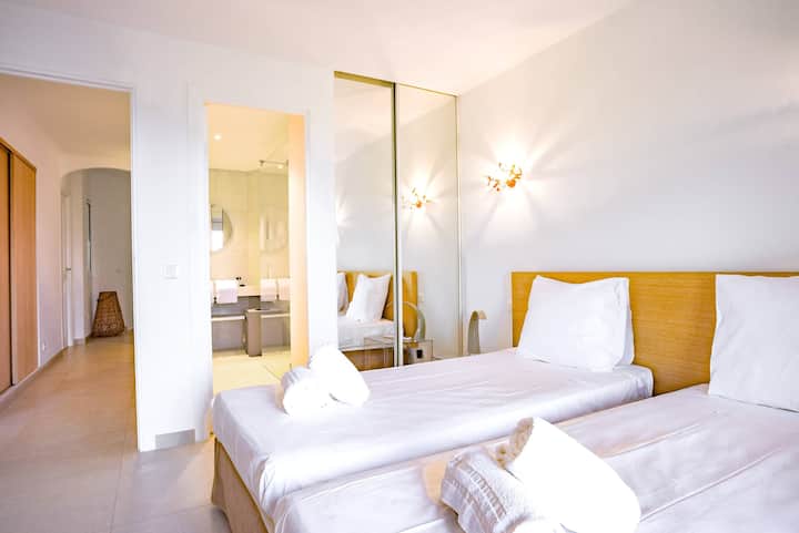 Dormitorio 2: en la planta baja con jardín