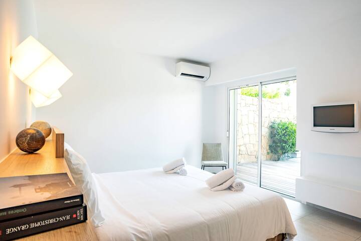 Habitación 1: una suite principal con vestidor, TV, zona
oficina y baño completo con acceso a
Una pequeña terraza con vistas a la zona de la piscina.