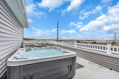Rooftop Hot Tub, parking, chef's kitchen, wifi