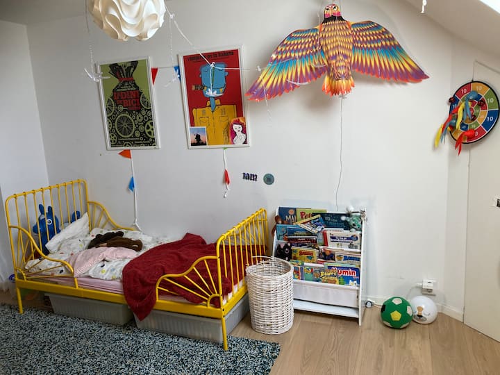 Kitanda cha watoto cha kustarehesha (katika chumba cha kulala cha pili)