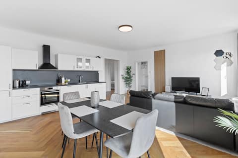 FeelHome-Balcony-Centre-6 Guests-Smart TV-WiFi