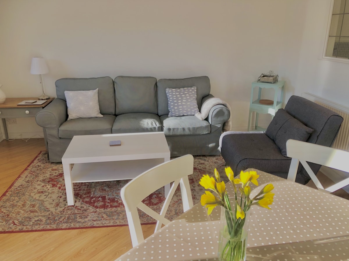 Popular Airbnb listing: Marina Waves, ground floor, free parking, patio. in Rottingdean