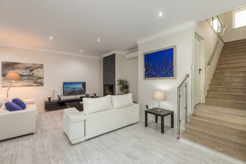 Anúncio popular: Jacuzzi Townhouse near Golf + Beach em Guia