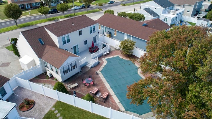 Poolside Getaway! Walk To The Beach! - Brigantine, NJ