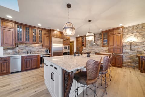 Seven Springs, 5BR / Sleeps 14, Ski - IN/OUT, Pool