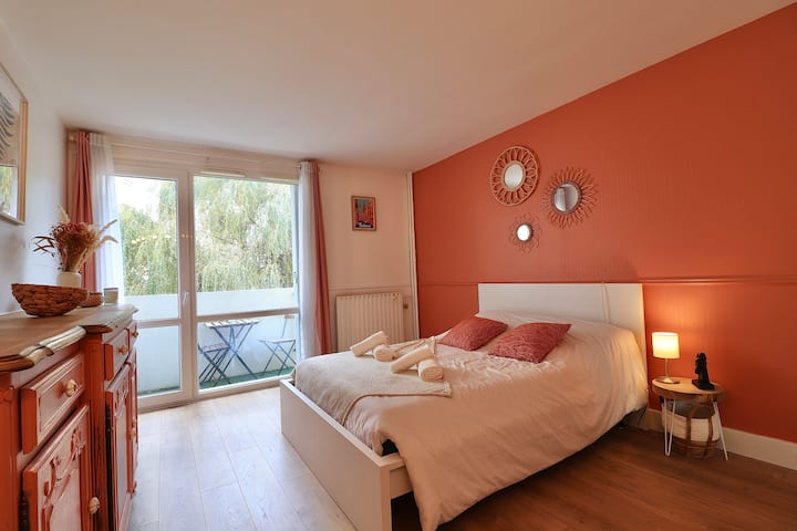 Chambre 1 : une jolie chambre confortable et spacieuse pour de bonnes nuits de repos ! 

Dressing et accès direct au deuxième balcon 

Linge de maison fournis 