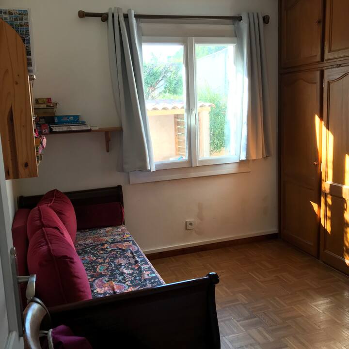 מיטת יחיד בחדר שינה בקומת הקרקע חדר הלבשה 