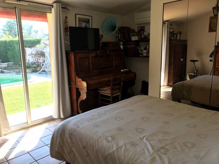 חדר שינה גדול המשקיף על הבריכה, פסנתר.