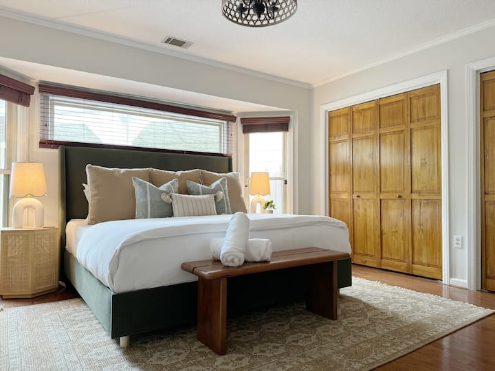 Დაისვენეთ და განიტვირთეთ ტევად საძინებელში, მზის სხივებით სავსე ფანჯრებიდან. 
