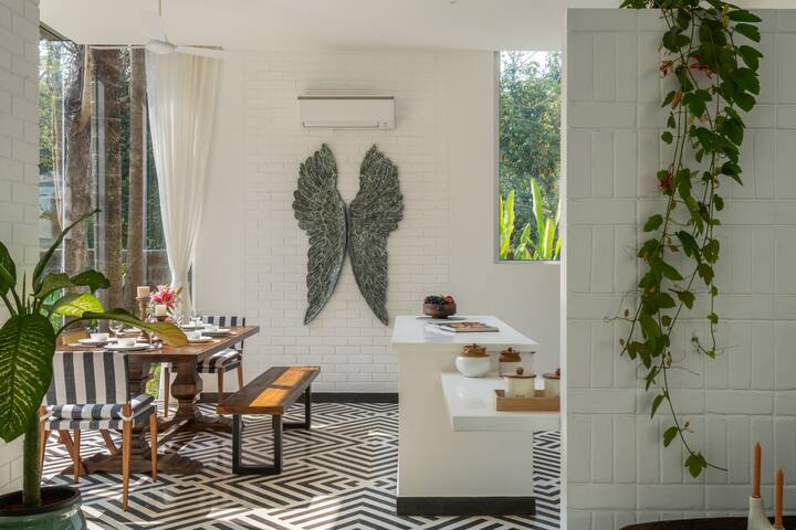 Dining area image 2