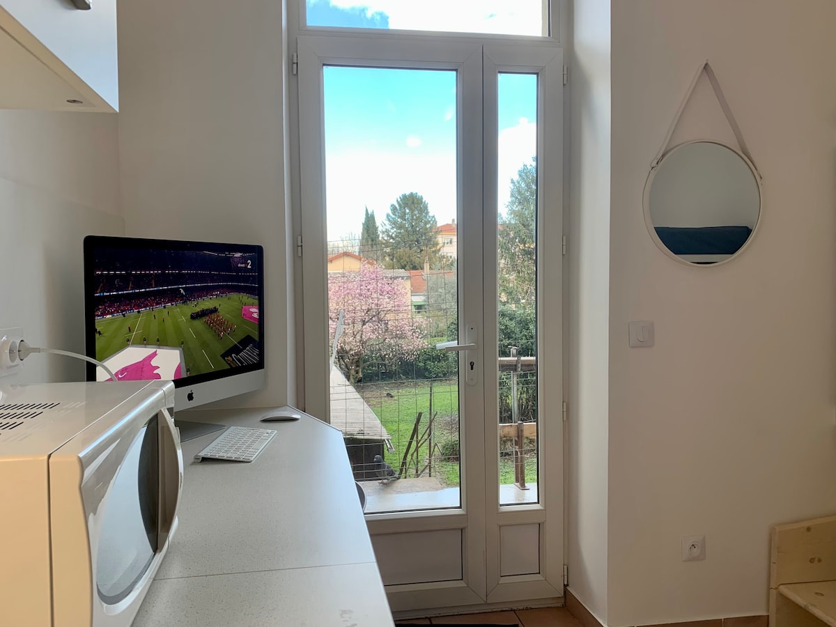 สตูดิโอมองเห็นลานบ้านบนระเบียงของคุณโดยตรง: ไม่มีรถติดไม่มีใครมองข้าม