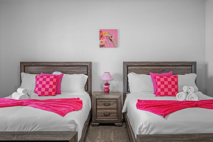 ห้องนอนกว้างขวางพร้อมเตียงควีนไซส์ 2 หลัง