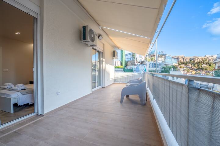 Apt in Monastiraki with balcony and Acropolis view gallery image 4