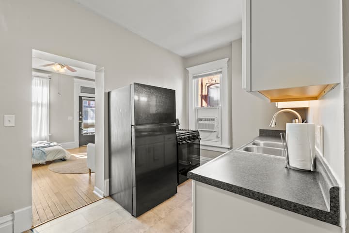 Luxe & Cozy | Unwind In Style With Free Parking! - Upper Arlington, OH