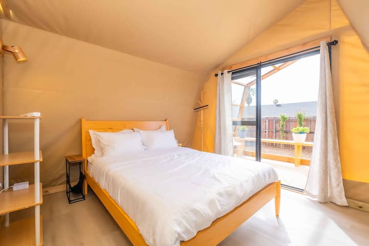 Urban Glamping Oasis: Comfort & Adventure Combined - Tents for