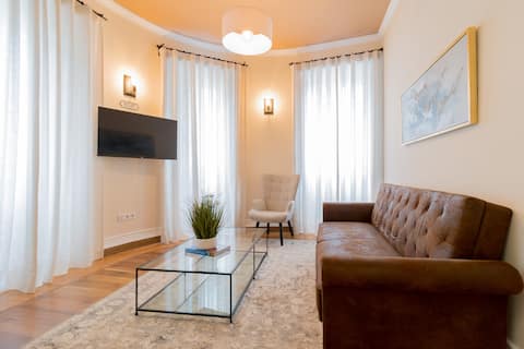 Top Airbnb: Central 4BR House • Private Garage, Patio & BBQ em Ponta Delgada (São José)