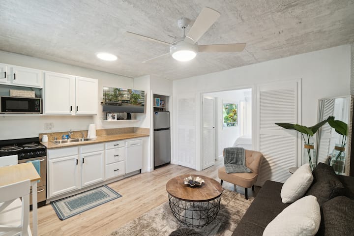 1 Bedroom W/ Full Kitchen - Steps To Waikiki Beach - Honolulu, HI