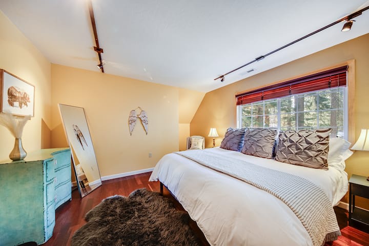 The master retreat sa môže pochváliť luxusnou manželskou posteľou King, sľubnými nocami blaženého spánku po vzrušujúcich dňoch objavovania divov South Lake Tahoe.