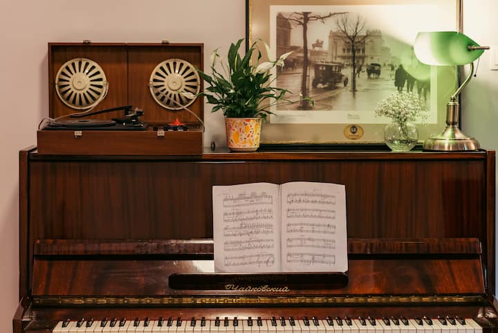 Rincón retro atmosférico con un piano, un gramófono y una foto del viejo Belgrado.