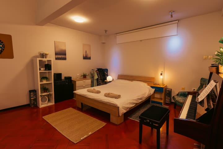 Llamamos a esta habitación "sala de entretenimiento". Esta habitación con una cama doble lateral tiene dardos, cine en casa, futbolín y piano.