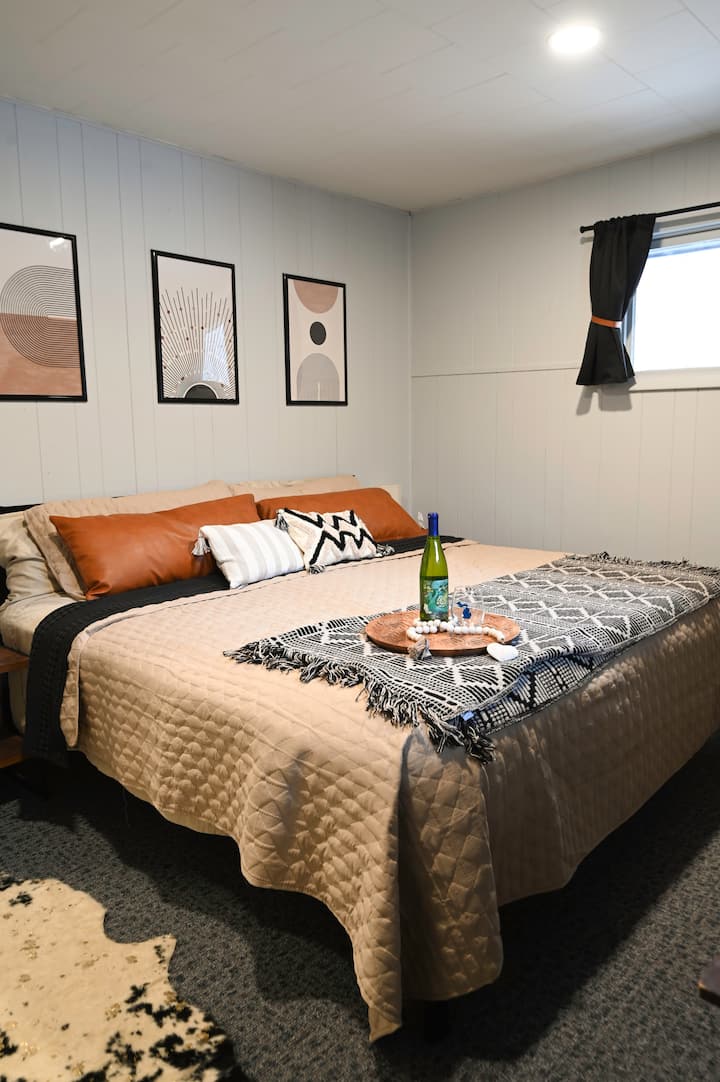 Dormitorio #1 con cama tamaño king.