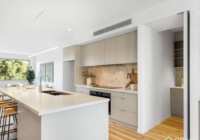 Absolute Luxury Torquay Seaside Escape gallery image 5