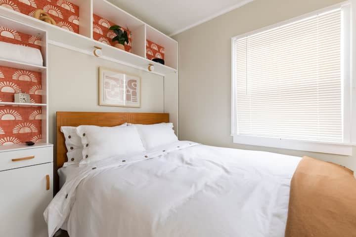 Საძინებელი 2. ამ ოთახში არის პატარა ტელევიზორიც.