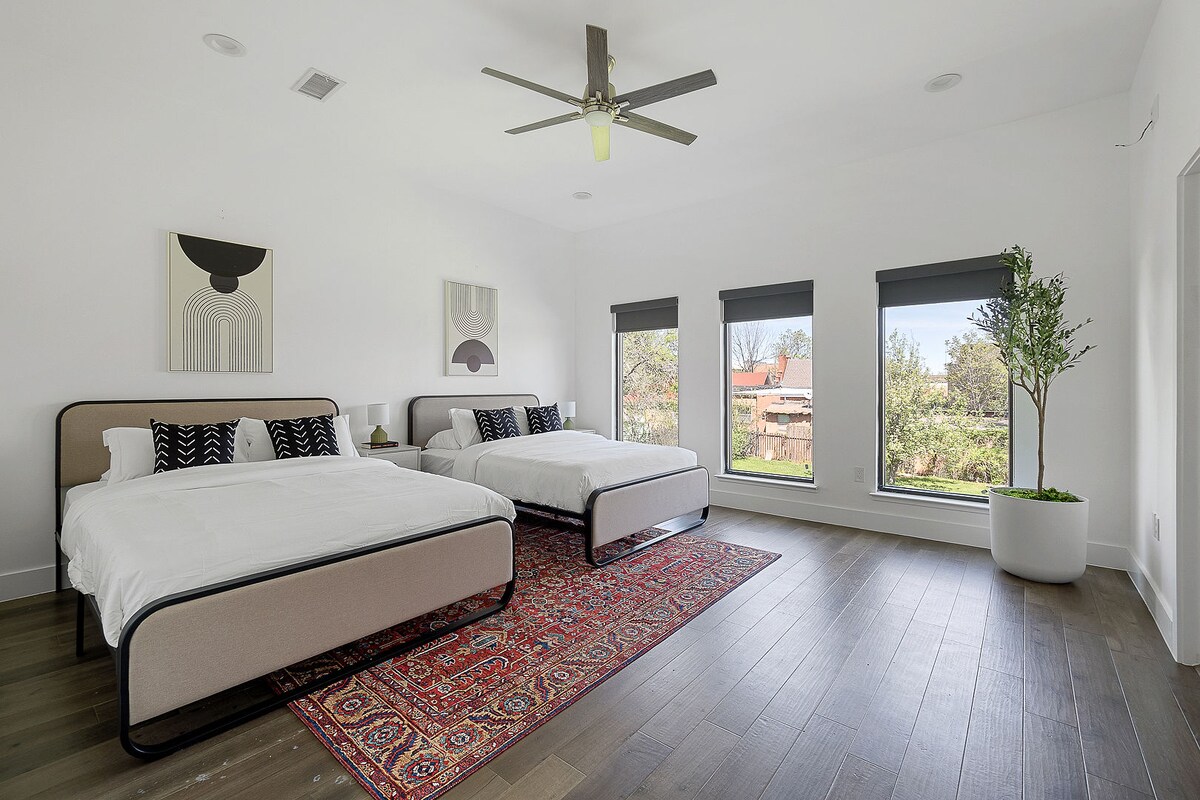 Chumba hiki cha kulala kina nafasi kubwa na kinavutia, chenye vitanda viwili vya kifahari vyenye matandiko na mito laini. Kukiwa na nafasi ya kutosha ya kupumzika na kupumzika, hutoa mapumziko bora kwa ajili ya usingizi wa usiku wenye utulivu au mapumziko yenye starehe wakati wa mchana.