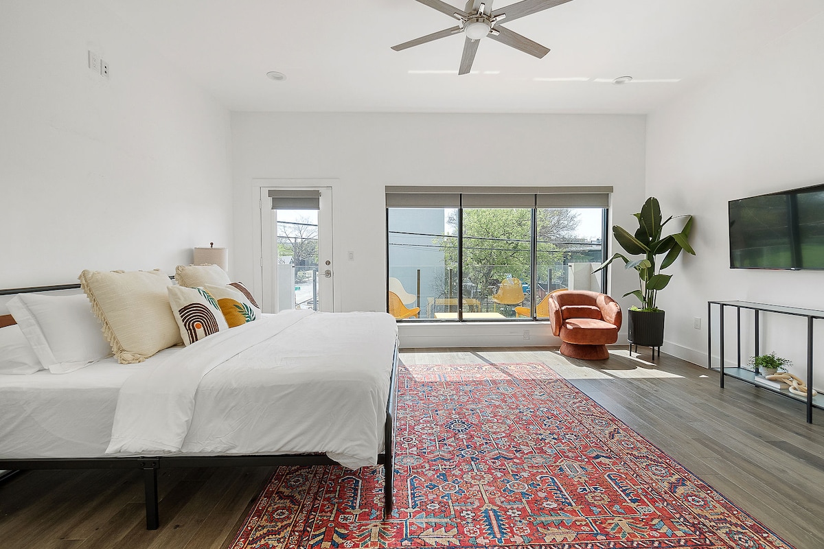 Contemporary hukutana na anasa - Kitanda cha kupendeza cha ukubwa wa mfalme hurahisisha kupata mapumziko mazuri ya usiku. Smart TV kwa mahitaji yako ya utiririshaji, na utoke nje kwenye balcony yako ya kibinafsi ili kufurahiya kutazama! 