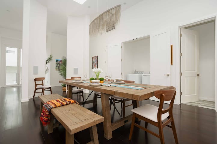 Lux Escape: 4BR/4.5BA Gem near Hollywood & Melrose gallery image 4