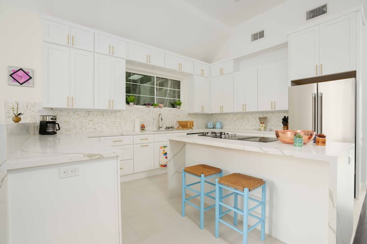 Lux Escape: 4BR/4.5BA Gem near Hollywood & Melrose gallery image 3