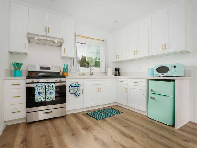 Lux Escape: 4BR/4.5BA Gem near Hollywood & Melrose gallery image 2