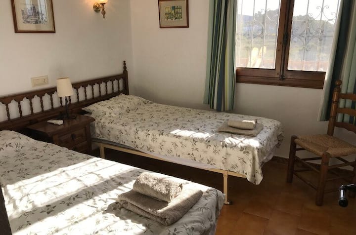 Spavaća soba s 2 kreveta za jednu osobu