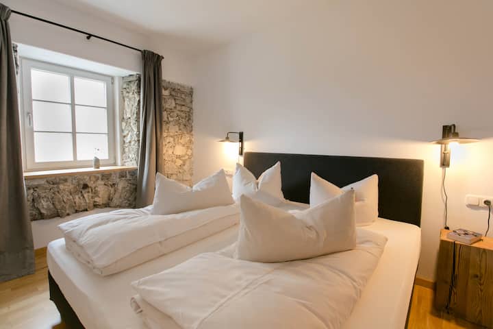 Krevate pranverorë të rehatshëm dhe me cilësi të lartë me shtroja krevati për t 'u ndier rehat. 