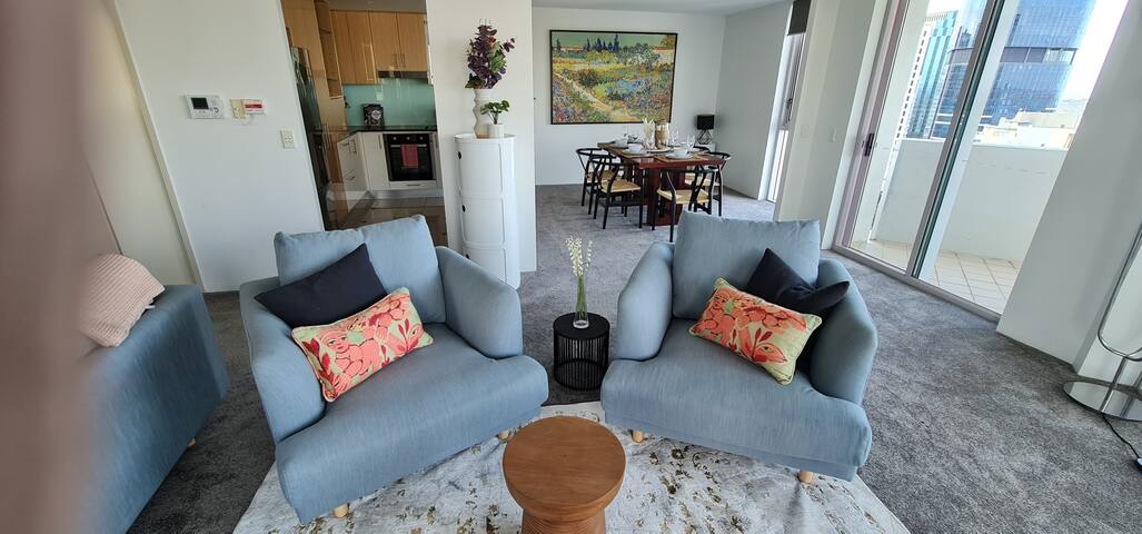 Lux Sub-Penthouse Suite with Queens Wharf Views! gallery image 2